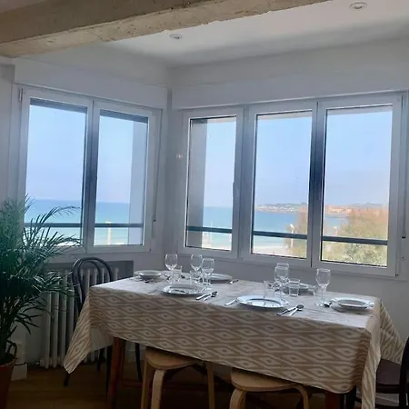 Beach Apartment شقة *
